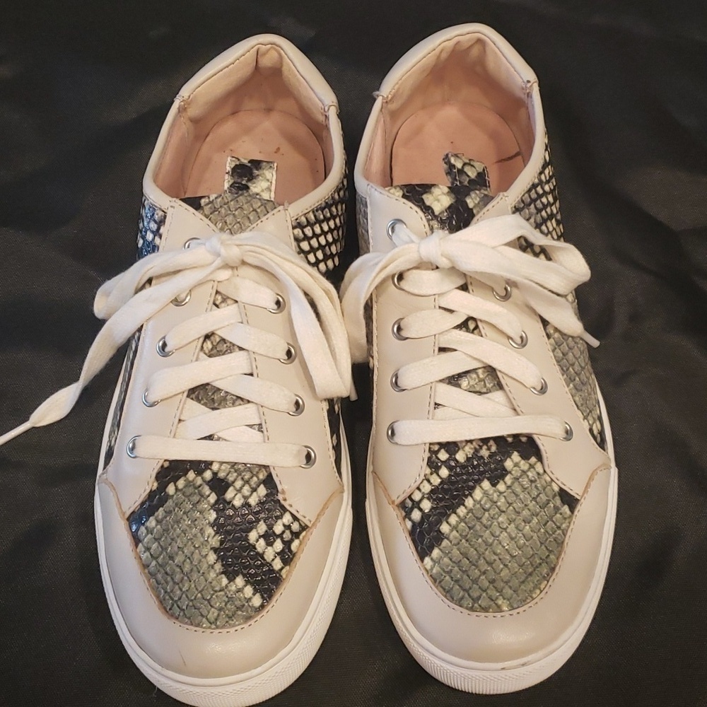 Donald Pliner Suzie python print sneaker